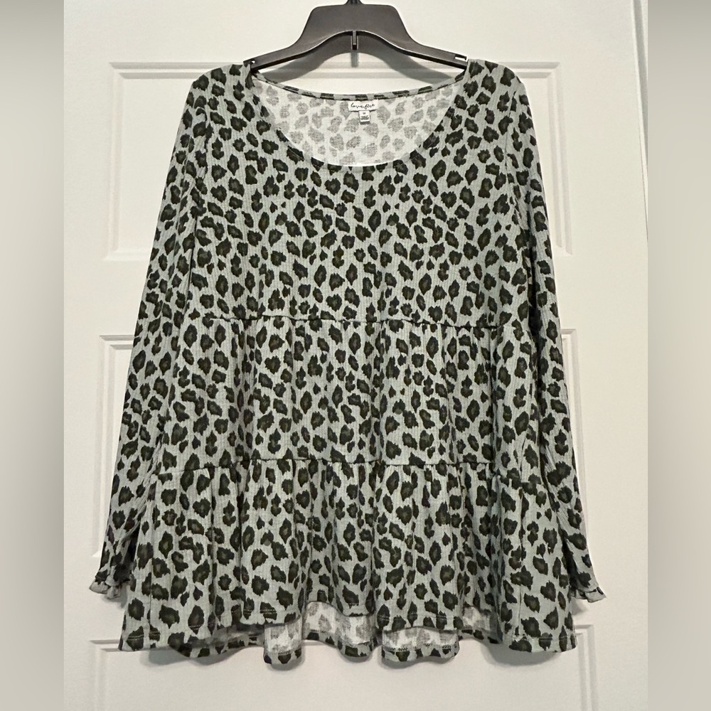 Women’s Size 1X Love Fire Brand Long Sleeve Animal Print Shirt Green Hues NWT